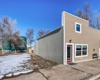 A Private, Stunning Home Walking Distance to Food, Drinks, & Parks - Whitewood - Edificio