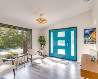 Riverfront Appleton Home with Pool and Boat Dock! - Appleton - Living room