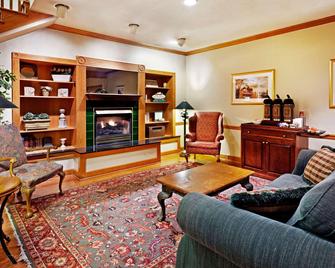 Country Inn & Suites by Radisson, York, PA - York - Living room