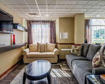 Quality Inn & Suites Bristol North - Bristol - Obývací pokoj