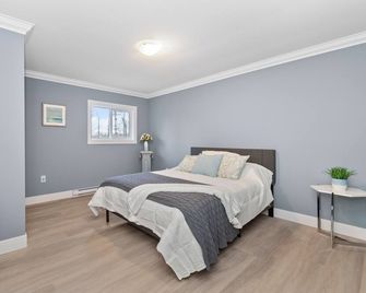 All New Retro Design Carriage House on the Fraser River - Hope - Bedroom