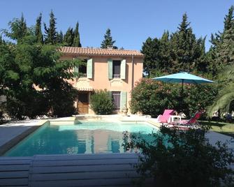 Apartment in an authentic Mas with swimming pool in a wooded park. - Arles - Uima-allas