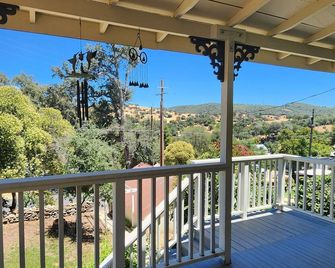 Peaceful Historic Home Steps from Main Street with Porch & Patio - Angels Camp - Balcony