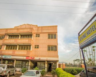 Jevine Hotel - Kampala - Gebouw