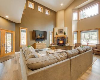 4 Mi to Ski Mt Rose Sleek Reno-Lake Tahoe Home - Reno - Living room