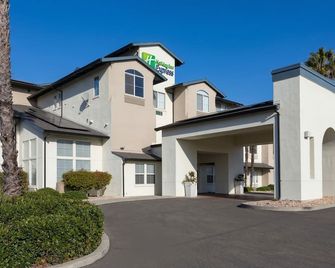 Holiday Inn Express & Suites Manteca City Center By IHG - Manteca - Budova