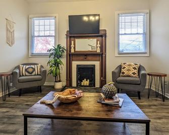 Bearcat Bungalow located in the heart of Downtown - Hendersonville - Living room