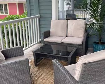 Blue House on Main - Pet Friendly - Maryville