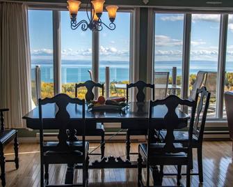 Villa Julie,53-acre domain with spectacular views on the river,2-km hiking trail - La Malbaie - Dining room