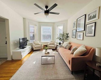 3 Bedroom Chicago Apartment w/ Large Kitchen & In-Unit Laundry - Chicago - Living room