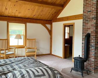 Post and Beam House with access to acres of land. Ample parking & new kitchen. - West Baldwin - 臥室