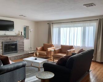 New Luxury Home! Near Princeton Sleeps 7 - West Windsor - Living room