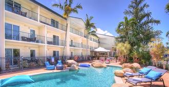 Cairns Queenslander Hotel & Apartments - קיירנס
