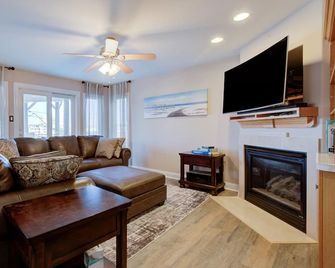 5BR Steps to Beach & Boardwalk! Beach tags & 3 parking spaces included! - Ocean City - Living room