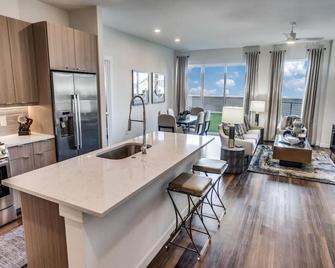 Modern Beautiful Crisp Clean Two Bedrm Apt Near Botanical Gardens - Dallas - Dining room