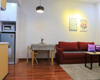 Cozy Bathtub Serviced Studio, 5' Walk to District 1, Near the Zoo - Ho Chi Minh - Pokój dzienny