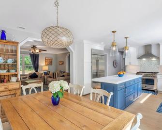 New Listing: Coastal-Style Home With Open-Floor Plan, Ample Natural Light, - Sag Harbor - Comedor