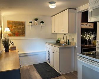 Nibi House - In Town 3BR Home w/ Fire Pit, Large Driveway & Pet-Friendly - East Jordan - Cocina