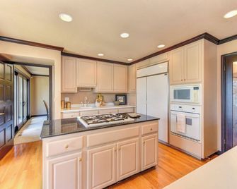 Wake up to glorious river views in private luxury, with no chore list! - Fair Oaks - Cocina