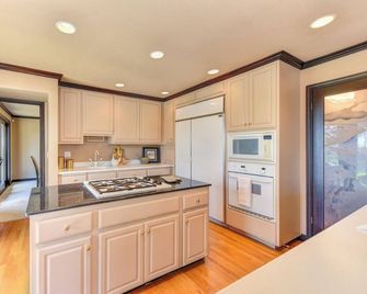 Wake up to glorious river views in private luxury, with no chore list! - Fair Oaks - Cocina