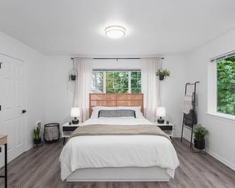 Private Newly Renovated Studio w private Parking! - Portland - Habitación