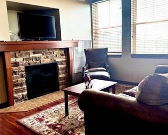 Honey Creek Resort State Park - Centerville - Living room