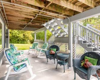 Unique Retreat with Private Patio, 4 King Beds and BBQ - Groton - Patio