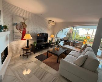 Unique property in Marbella Costa del Sol, spectacular views, close to beach - Marbella - Salon