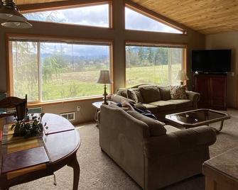 Lovely Private Sunny Cabin Home With Woods, Meadow and Wildlife. Pet friendly. - Sequim - Living room