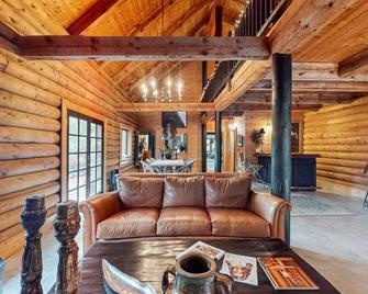 Log House - Issaquah - Living room