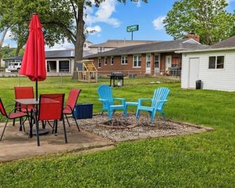Renovated home near Six Flags on quiet street - Kid & Pet Friendly - Pacific - Patio
