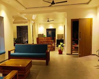Mount Lake Villa Resort by Aayana Holidays - Igatpuri - Living room