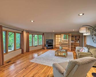 Black Mountain Gem with Inviting Deck and Scenic Views - Black Mountain - Living room