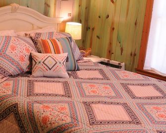 Cozy Cabins near the Comal River- Cabin #1-Fiesta ThemebrWalk to Wurstfest - New Braunfels - Bedroom