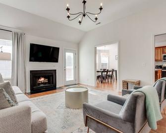 Game Room Fenced backyard Sleeps 10 Fire Pit - Spring Hill