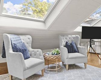 King Bed - Hot Tub - The Sunny Suite - Decatur - Living room