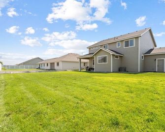 Spacious 3br | 2.5ba • 2-Story • Easy Parking - Boardman - Edificio