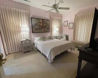 Cozy condo, 30 minutes away from the beach, outlets and boardwalk. - Milford - Bedroom