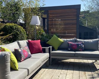 Boutique-style holiday cottage, beautifully decorated with wood burner & hot tub - Llanbedrog - Pátio