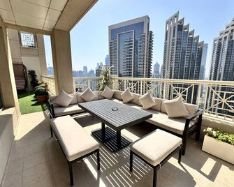 Majestic Burj Khalifa view - Garhoud - Balkon