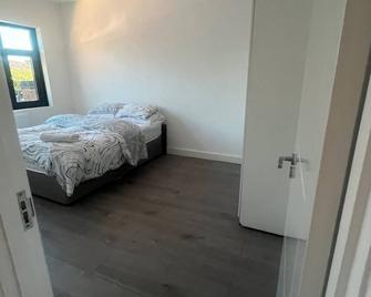 Sunny Gardens London House Retreat - London - Bedroom