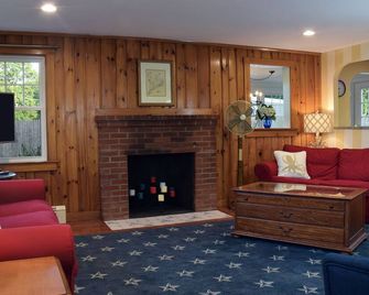 Falmouth Heights Cottage welcomes Disabled~Kids~Pets Walk to Beach~Harbor~Town - Falmouth - Living room