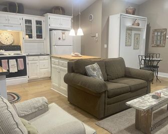 Rachel's Place is a place of quiet rest yet close to all the attractions. - Signal Mountain - Living room