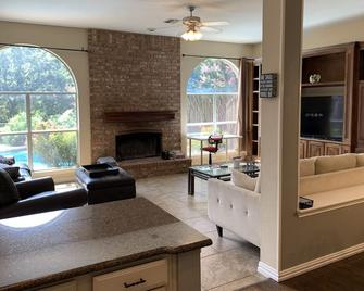 Family-Corporate Playground Property- 10 minutes from DFW Airport-home on 1 acre - Coppell - Living room