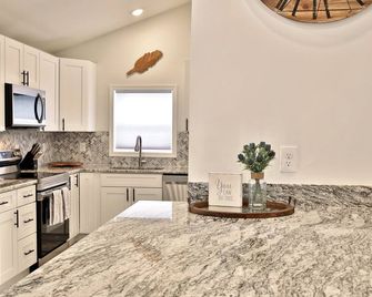 Rutland's Hidden Gem: 2 BR/1BA Renovated Home Close to Everything - Rutland - Kitchen