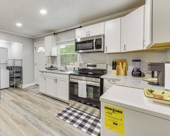 Private Deck & Yard: Home 3 Mi to Dtwn Sanford! - Sanford - Kitchen