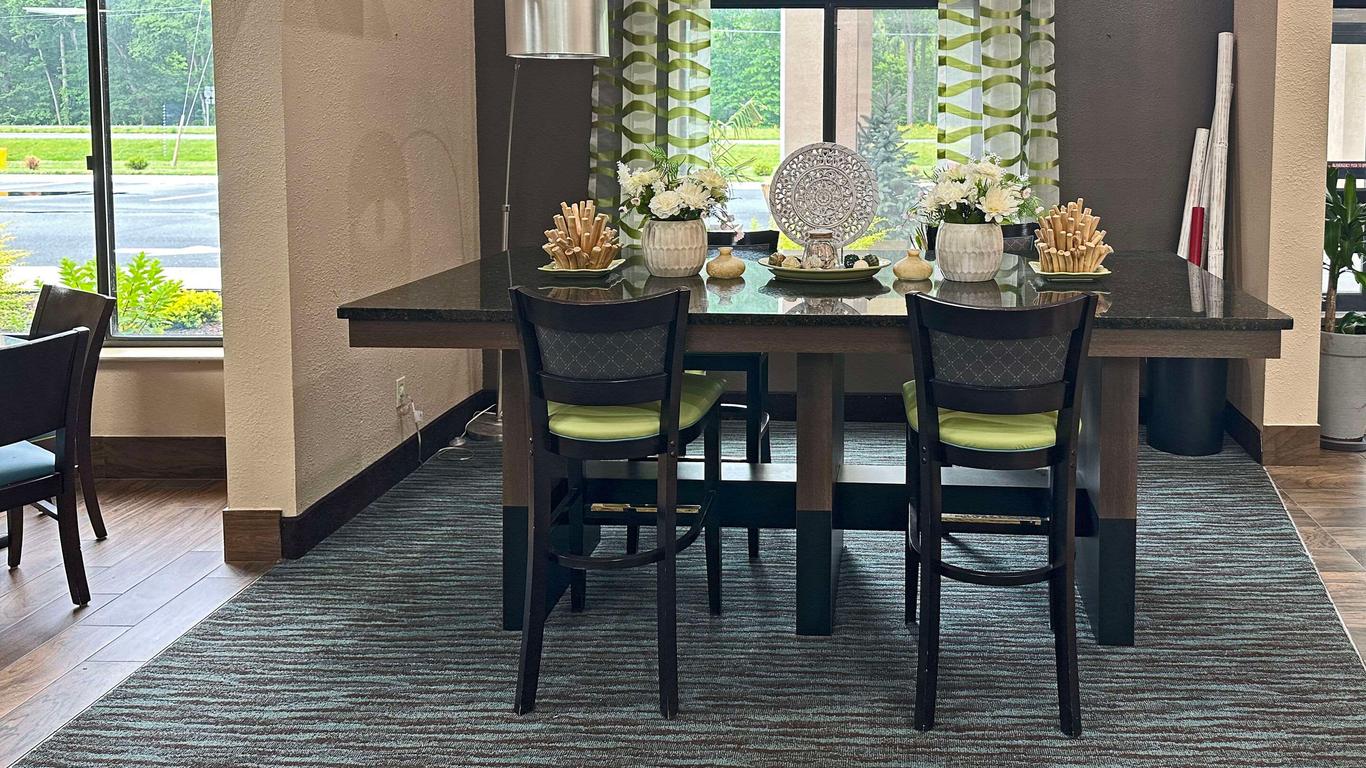 كواليتي إن آند سويتس