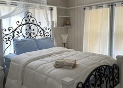 Private cottage by the Sea - Safety Harbor - Bedroom