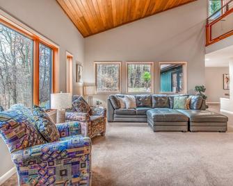 Smitten in da Mitten - 18 acres, Arcades, High Spd Web, Hot Tub, Pond! - Berrien Springs - Living room