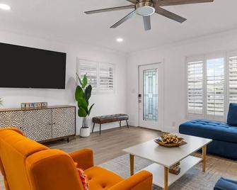 Tropical Oasis with Heated Pool and Cabana Bar - Oakland Park